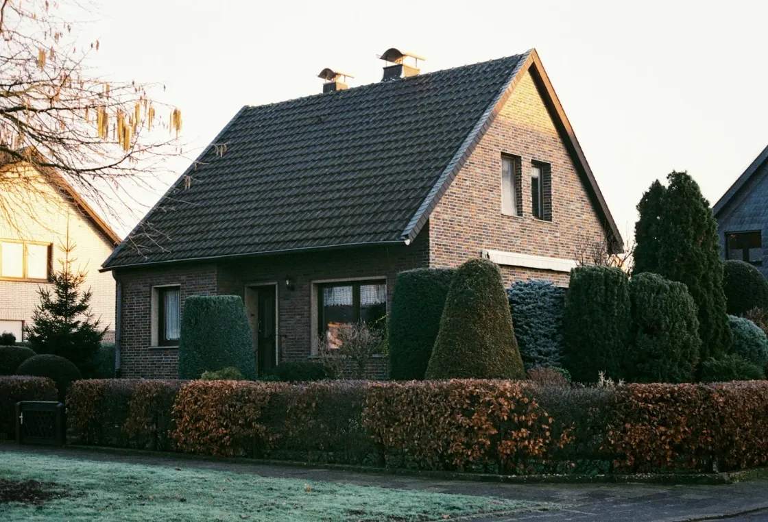 Einfamilienhaus mit Garten und gepflegter Hecke – Baujahr, Zustand und Grundstück bestimmen den Sachwert