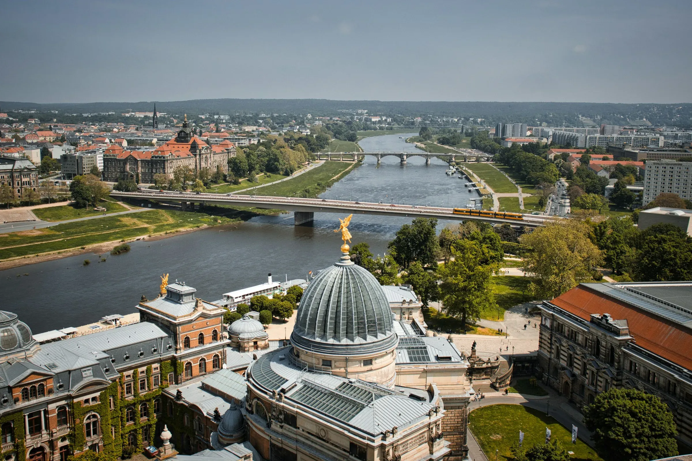 Blick über die Dächer der Dresdner Altstadt auf Elbe und Augustusbrücke – der Immobilienmarkt einer Stadt aus der Vogelperspektive