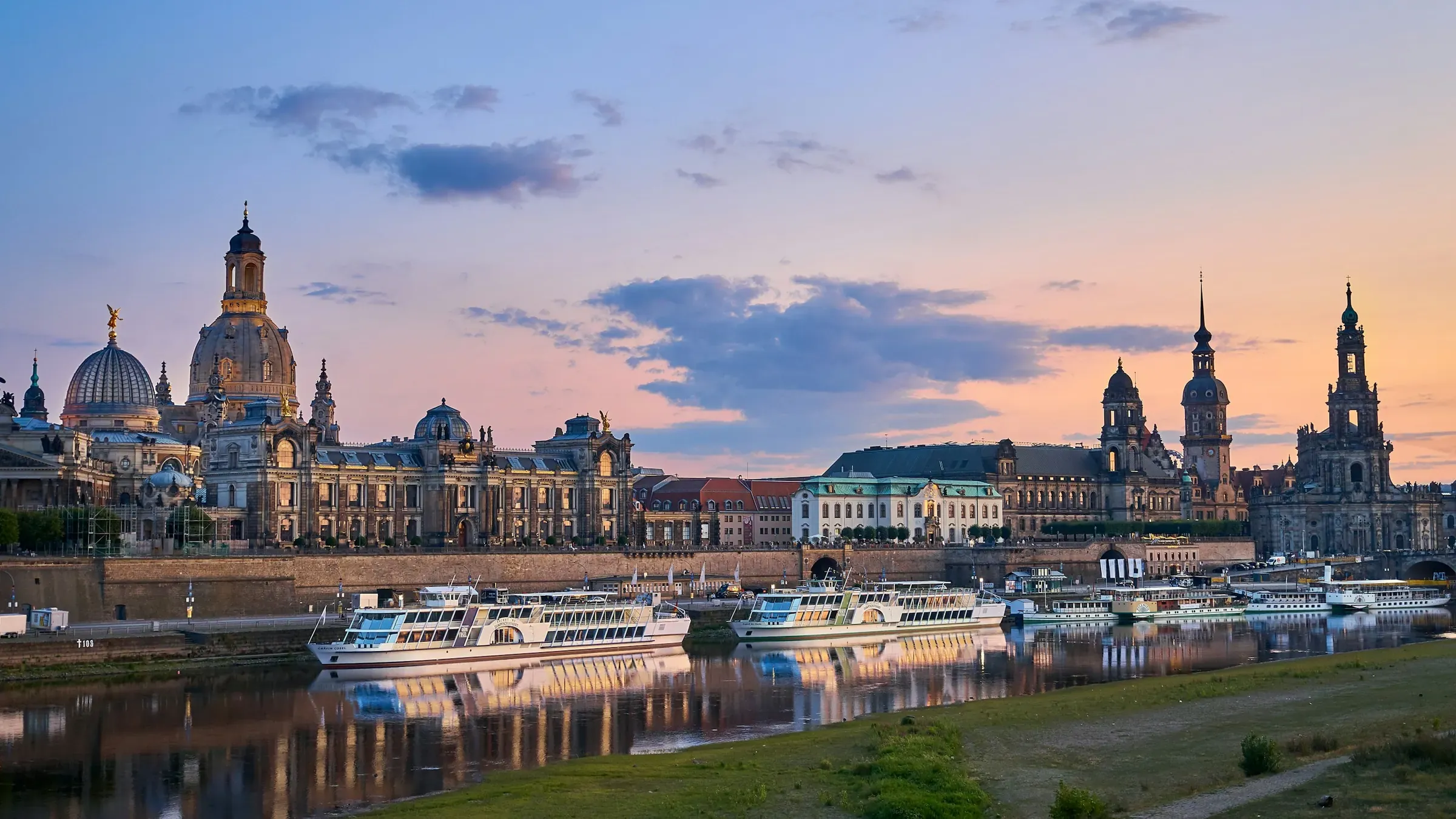 Dresdner Altstadt-Silhouette mit Frauenkirche, Hofkirche und der Elbe im Abendlicht – Immobilienstandort Dresden