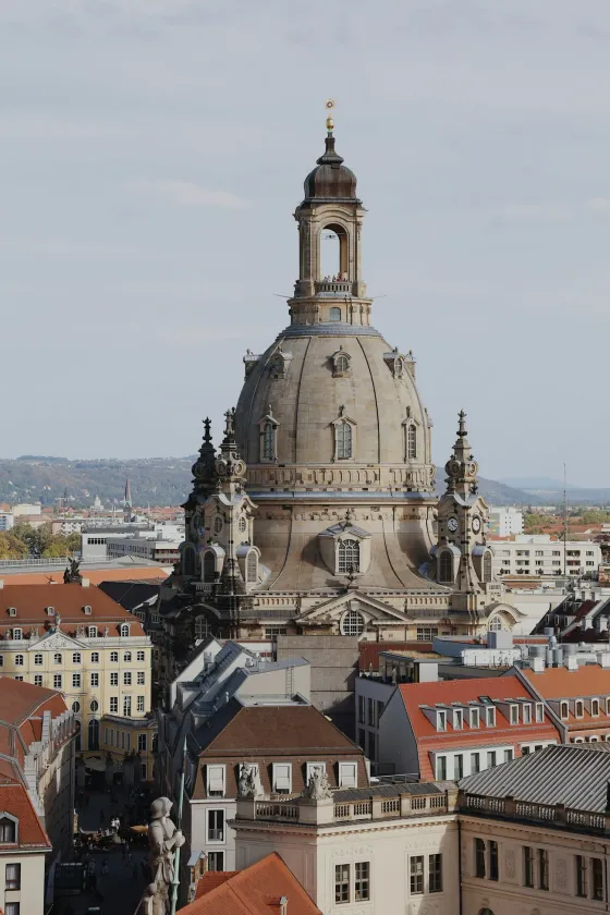 Kuppel der Dresdner Frauenkirche über den denkmalgeschützten Dächern der Altstadt mit dem Elbhang im Hintergrund