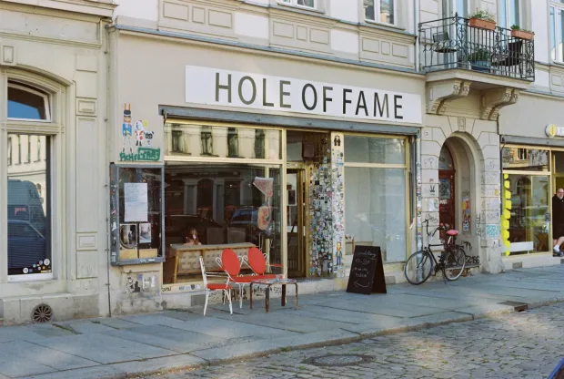 Ladenstraße in der Äußeren Neustadt in Dresden mit Café-Bestuhlung und Fahrrad – lebendiges Szeneviertel