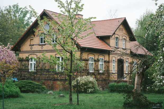 Geerbtes Landhaus mit Klinkerfassade und Garten – mit dem Erbfall gehört die Immobilie automatisch den Erben