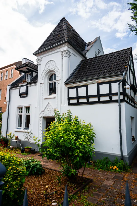 Historische weiße Villa mit Vorgarten – behalten, vermieten oder verkaufen ist die zentrale Frage jeder Erbimmobilie