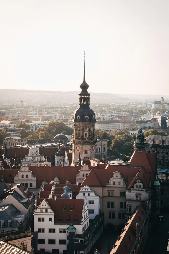 Blick über die Dresdner Altstadt mit dem Hausmannsturm des Residenzschlosses und den Dächern der Innenstadt im Morgenlicht