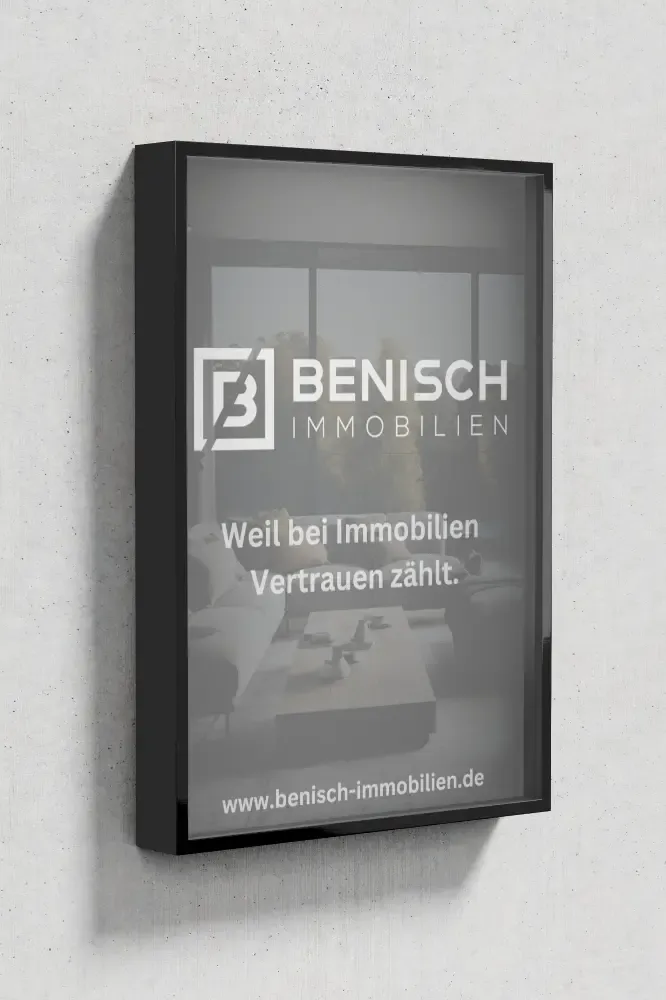 Gerahmtes Schild von Benisch Immobilien mit dem Leitsatz ‚Weil bei Immobilien Vertrauen zählt.'